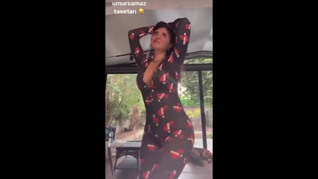 Ebru Polat İfşa Videosu · Noel Tulumla Kalça Sallıyor